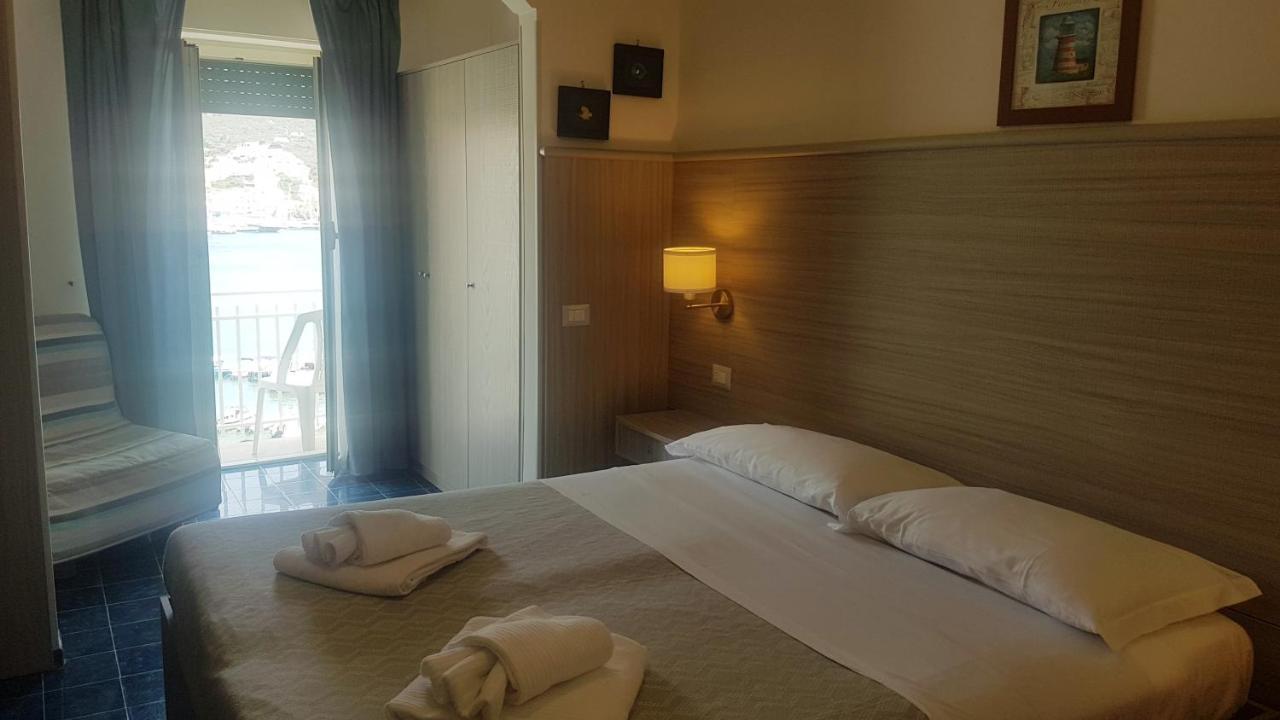 Hotel La Baia ポンツァ エクステリア 写真